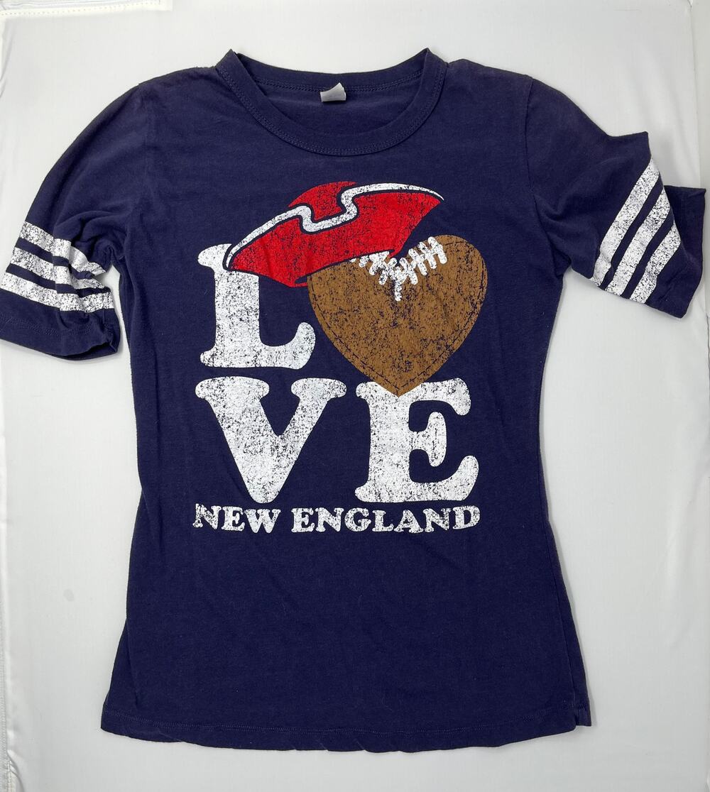 LOVE New England Tshirt Small Fan Gear, Sports Apparel Pre-Owned